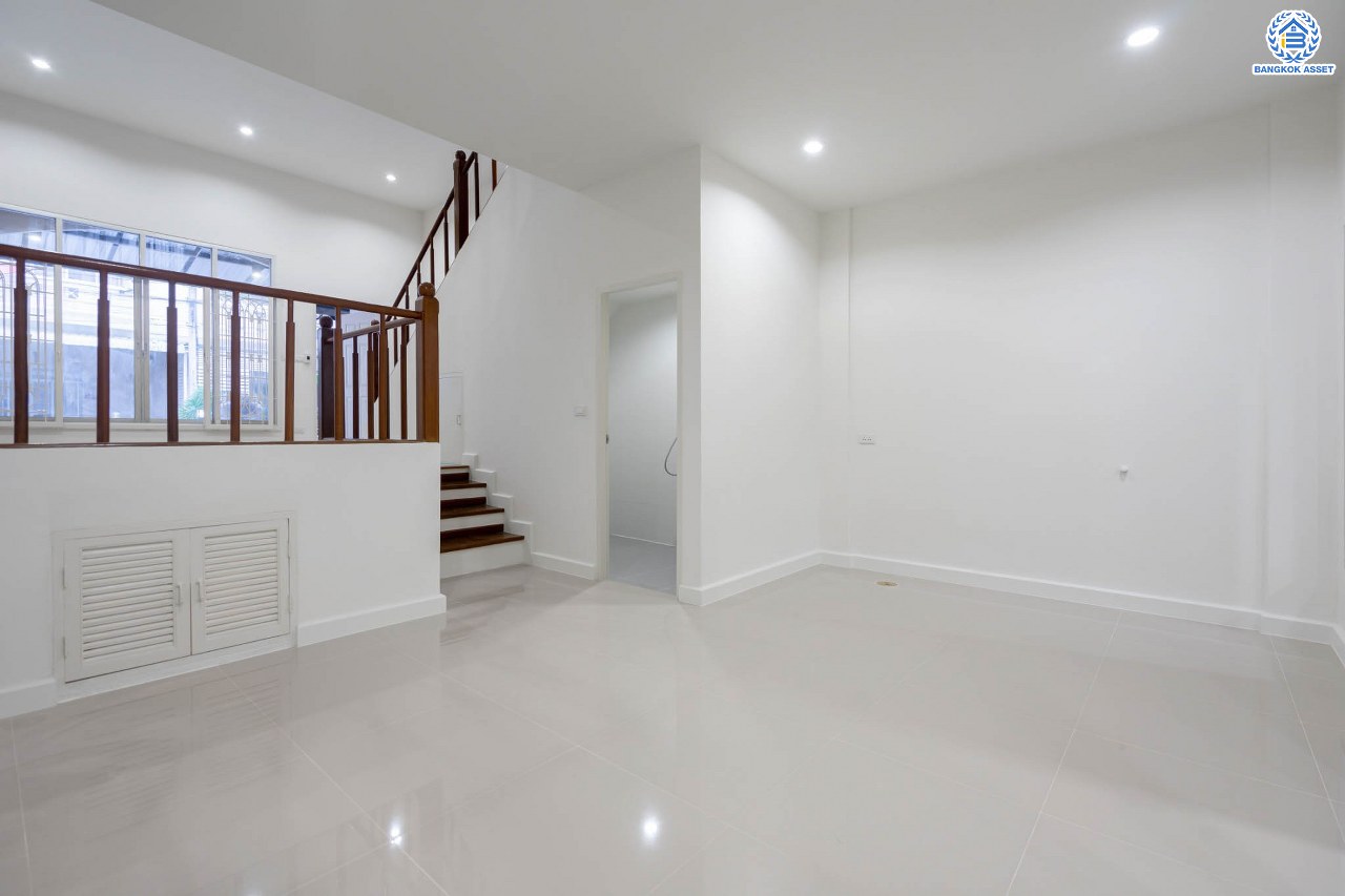 บ้านมือสองตกแต่งใหม่ ม.ไชน่าทาวน์ รามอินทรา เนื้อที่ 21 ตร.ว. ฟังก์ชัน 3 ห้องนอน 3 ห้องน้ำ จอดรถได้ 1 คัน สภาพแวดล้อมเยี่ยม เชื่อมต่อ ถ.ลาดปลาเค้า, ถ.เกษตร-นวมินทร์, ถ.รามอินทรา รถไฟฟ้าสายสีเขียว "สถานีเสนานิคม" และทางด่วน "ฉลองรัช"